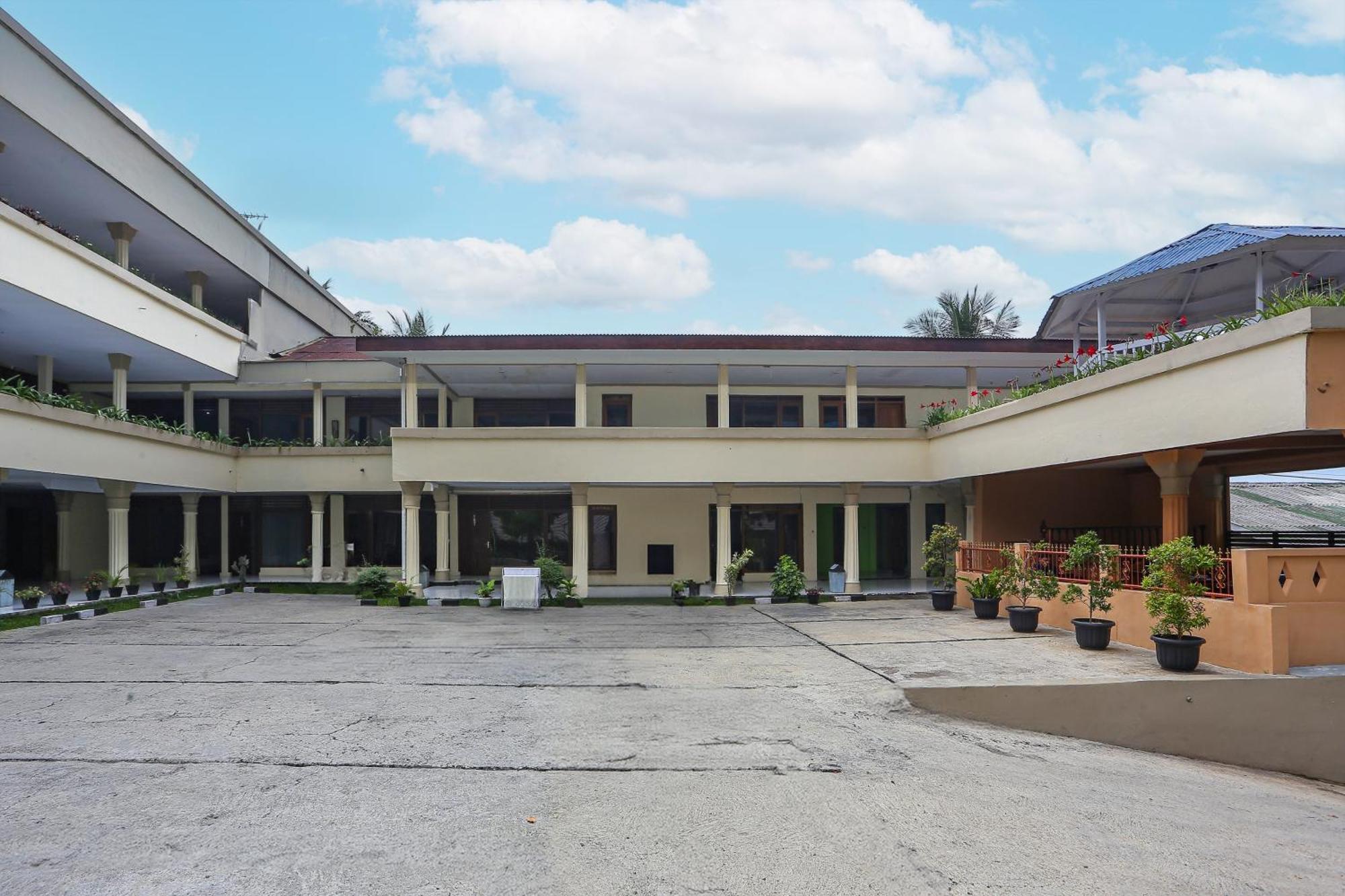 Capital O 93349 Hotel Gondangdia Богор Екстериор снимка
